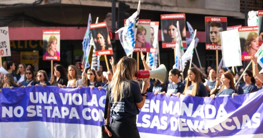 Mujeres bancarias marcharon en Tucumán en apoyo a la compañera denunciante del caso de exjugadores Vélez por «violación en manada»