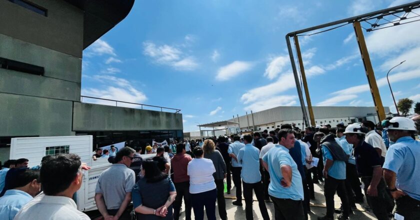 Con una multitudinaria protesta de sus trabajadores, se recalienta el clima en Atucha por la privatización de Nucleoeléctrica
