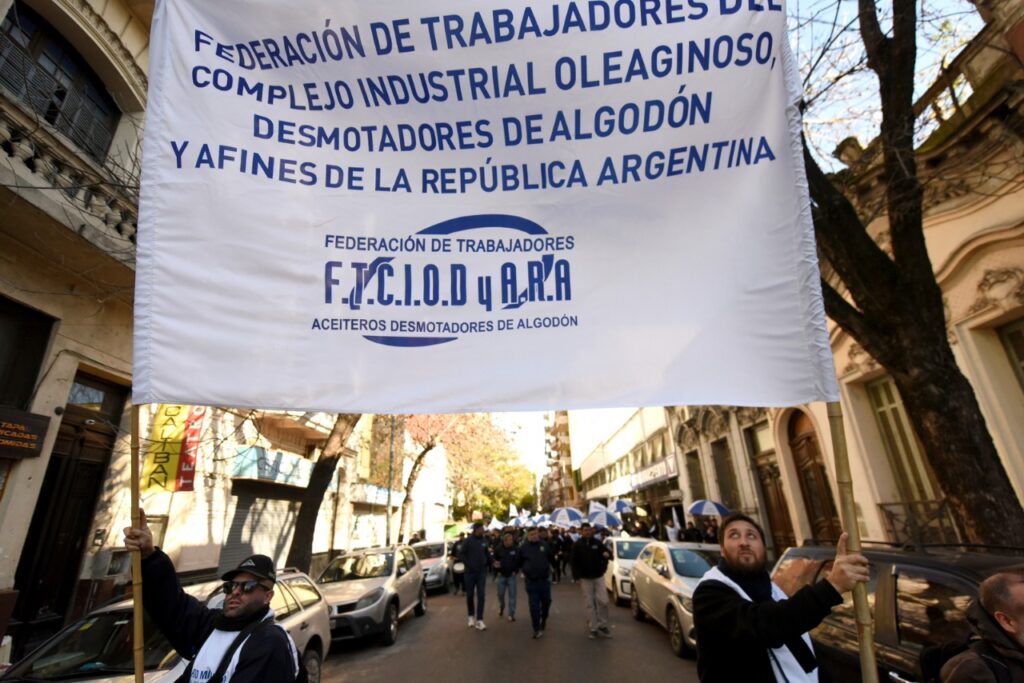 En un mensaje con tintes mafiosos, atacaron la sede de Aceiteros: "El hecho demuestra planificación, conocimiento de la disposición interna de la sede sindical y desinterés por el robo"