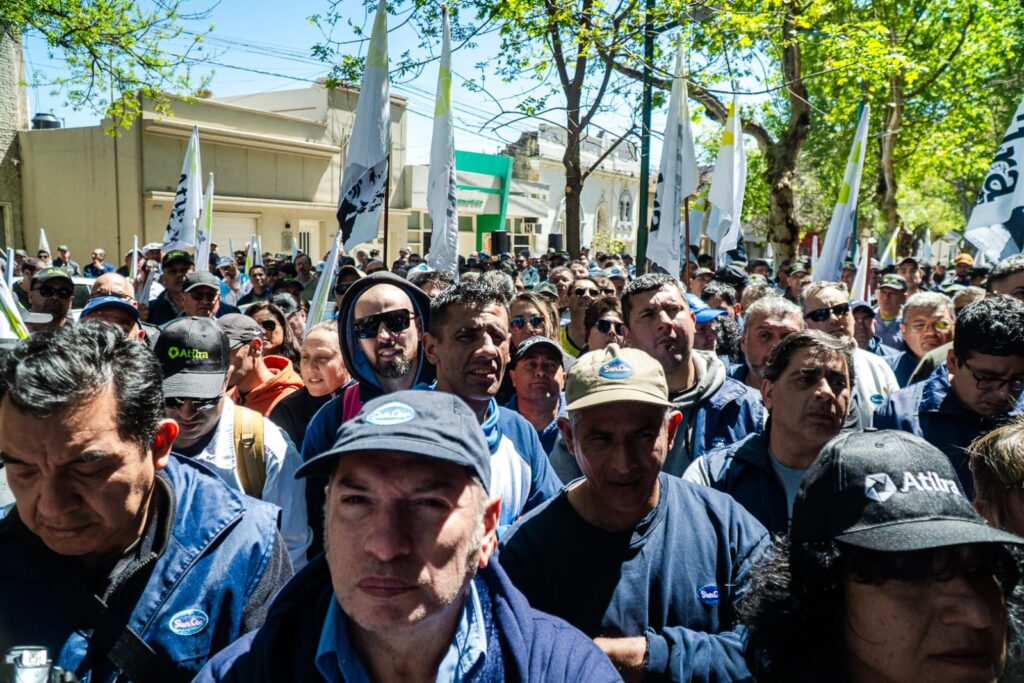 Trabajadores de SanCor movilizaron al Juzgado y rechazaron el plan de crisis de la empresa que implican más despidos