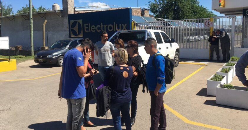 La crisis industrial no cede y Electrolux aplicó un plan de 400 suspensiones rotativas en Rosario