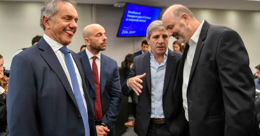 Tras destinar miles de millones de pesos, el Gobierno pone a Caputo a controlar el costo de los retiros voluntarios en las empresas públicas