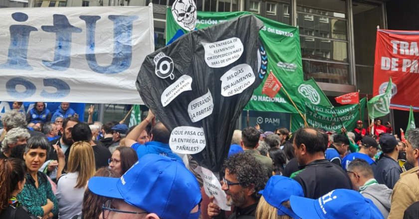 Trabajadores del PAMI se movilizaron al Ministerio de Desregulación en reclamo de aumentos salariales tras un año de congelamiento