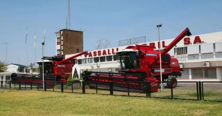 Con turnos de cuatro horas por un 50 por ciento del salario durante seis meses, empieza a encausarse en conflicto en la planta de cosechadoras Vassalli