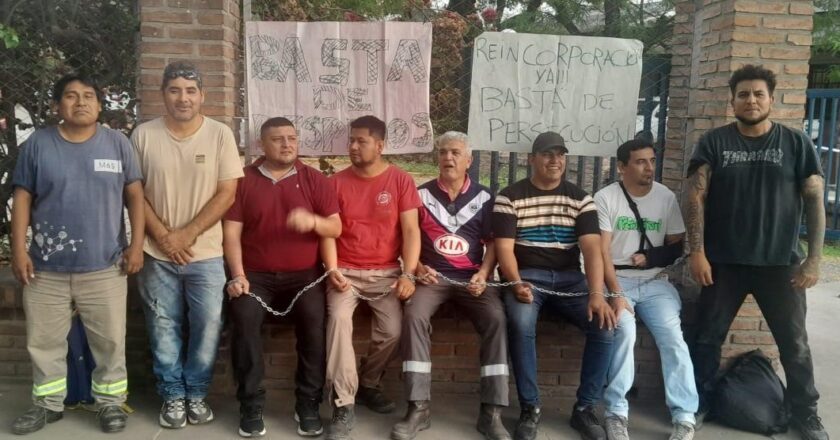 Delegados gremiales se encadenan en los portones de Ledesma tras una nueva tanda de despidos en el Ingenio