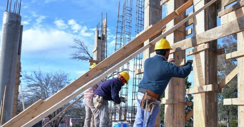 Pese a la Reforma Laboral de la Ley Bases, aumentó el empleo no registrado en la Ciudad de Buenos Aires y los informales ganan casi 40% menos que los registrados