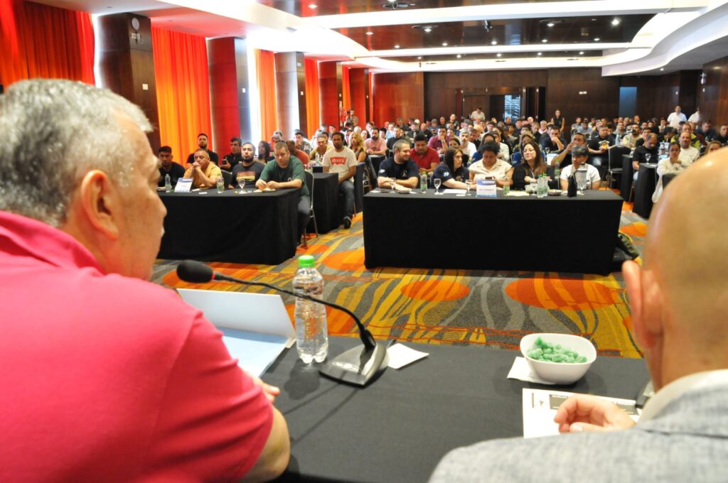 "La participación política no es una opción, es la única opción", aseguró González ante dirigentes de Luz y Fuerza de la Patagonia