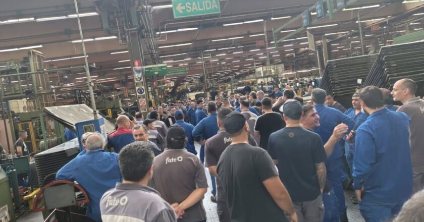 Luego de 11 meses sin aumento salarial y tras una multitudinaria asamblea, FATE le prohibió el ingreso a la planta a los delegados gremiales y encendió el conflicto en las plantas de neumático