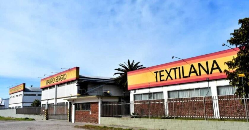 La industria textil expone su crisis y la empresa de tejido de punto más importante de Argentina suspende casi 200 operarios por más de 4 meses