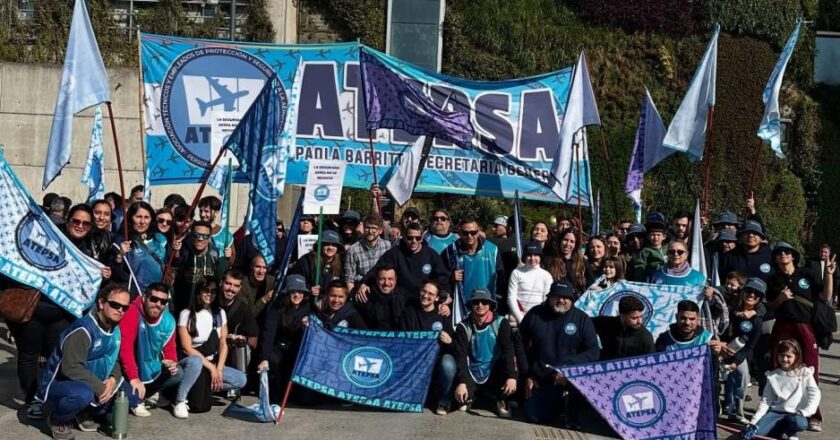 Los controladores aéreos intensifican las protestas y amaga con detener los vuelos aerocomerciales el próximo fin de semana largo