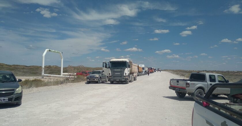 Gremios transportistas mantienen bloqueada la planta ALPAT de Río Negro tras confirmarse 41 despidos