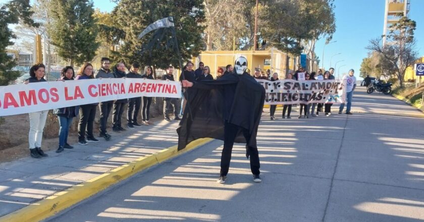 Denuncian «persecución» del presidente del CONICET por abrir un sumario a un grupo de científicos que protestaron contra el ajuste de Milei