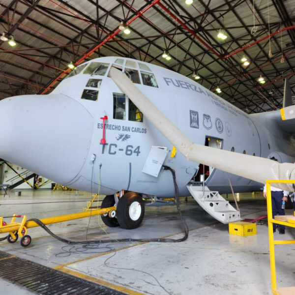 Mientras los empleados dependen de la producción para Brasil, aparecen onerosos contratos de «ñoquis» en la Fábrica Argentina de Aviones