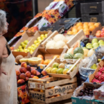 Por la destrucción planificada de los ingresos, una familia ya necesita casi 4 salarios mínimos para no ser pobre