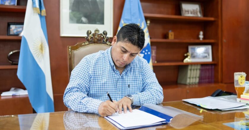 Claudio Vidal anunció que Santa Cruz pagará en dos tramos los sueldos estatales de la provincia en medio de una crisis financiera