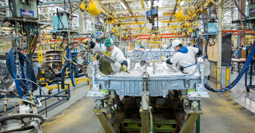 El empleo en la industria está en su menor nivel desde 2022 y en la era Milei cerraron casi 2 mil empresas del rubro