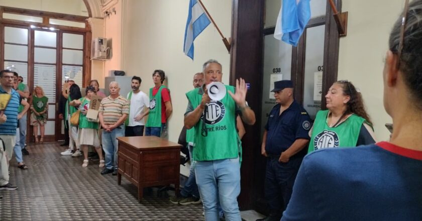 Los estatales de Entre Ríos le armaron una asamblea en el patio de la gobernación a Rogelio Frigerio en reclamo por paritarias y contratos