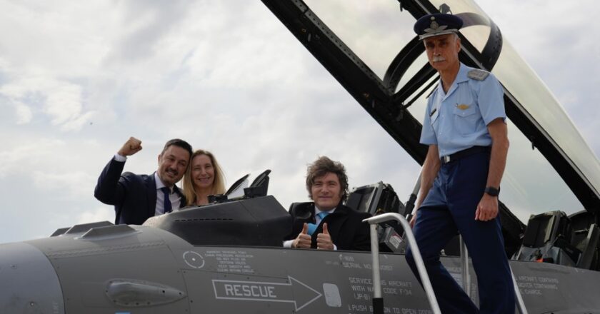 Mientras Milei sigue en modo «TopGun» con los F16 comprados a Dinamarca, en FAdeA anuncian un nuevo plan de ajuste con despidos por la falta de contratos con el Estado