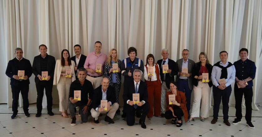 La Comisión Provincial para la Prevención y Erradicación del Trabajo Infantil bonaerense repudió las expresiones del libro que regaló Milei que justifican la explotación de menores