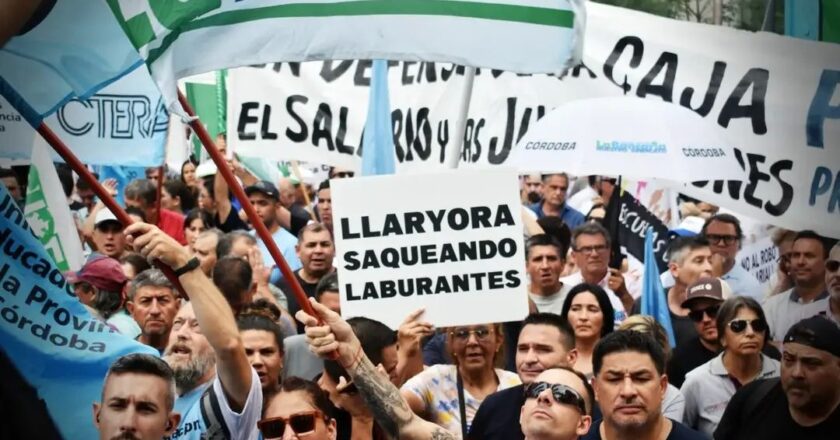 Estatales de Córdoba se movilizaron junto a otros gremios hasta la Legislatura provincial en reclamo por salarios y jubilaciones