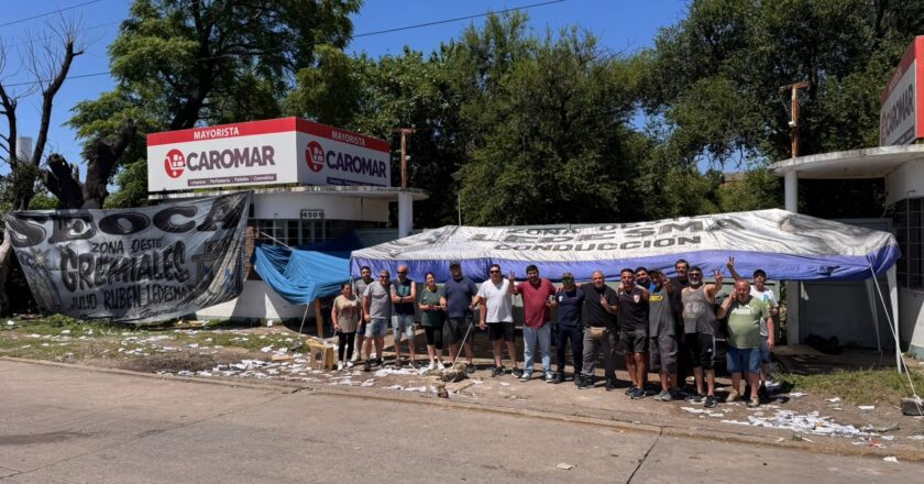 Descartables Caromar: Acampe mediante, continúan las negociaciones tensas con reclamos por las indemnizaciones