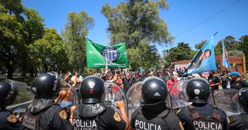 ATE inicia manifestaciones en General Paz a la altura del INTI contra el ajuste en el sector público y la policía intenta detener la protesta