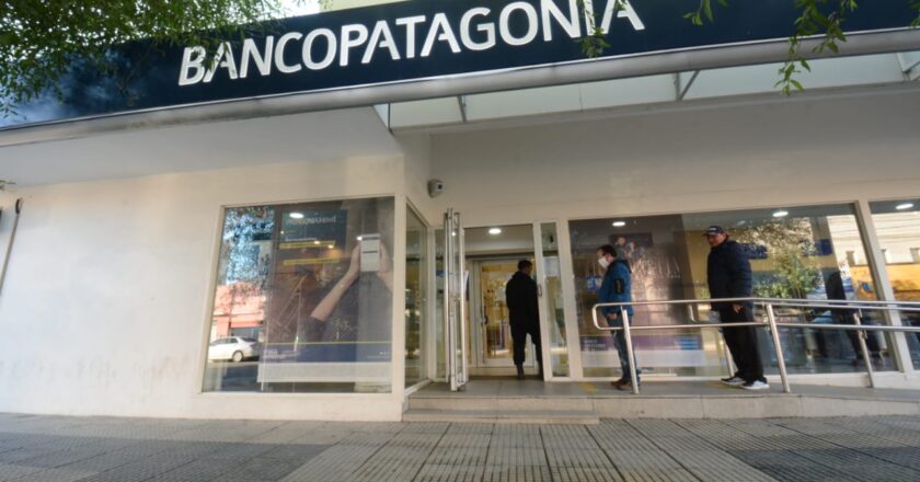 Violenta represión en Banco Patagonia: Infantería arremetió contra delegados y trabajadores que reclamaban por maltrato laboral de una gerente