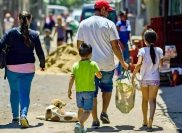 Una familia tipo necesitó más de $1.600.000 en septiembre para no ser pobre: el salario mínimo cubre apenas una cuarta parte