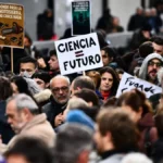 Trabajadores de universidades y organismos advierten por la «crisis terminal» del sistema científico en la era Milei