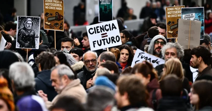Trabajadores de universidades y organismos advierten por la «crisis terminal» del sistema científico en la era Milei