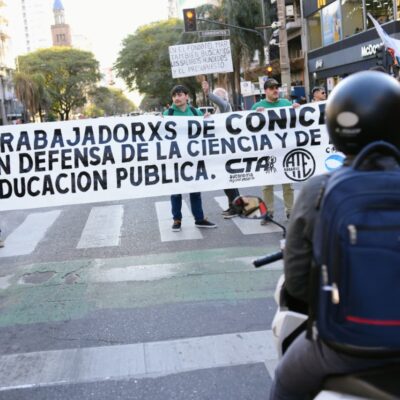 Mientras el presidente del CONICET niega el «cientificidio», más de mil investigadores se movilizan porque el Gobierno frenó su ingreso al organismo hace tres años