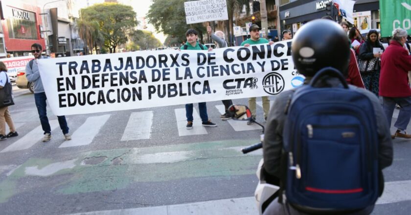 Científicos del CONICET advierten que está en marcha una nueva «fuga de cerebros» y reclaman por la falta de financiamiento del Gobierno