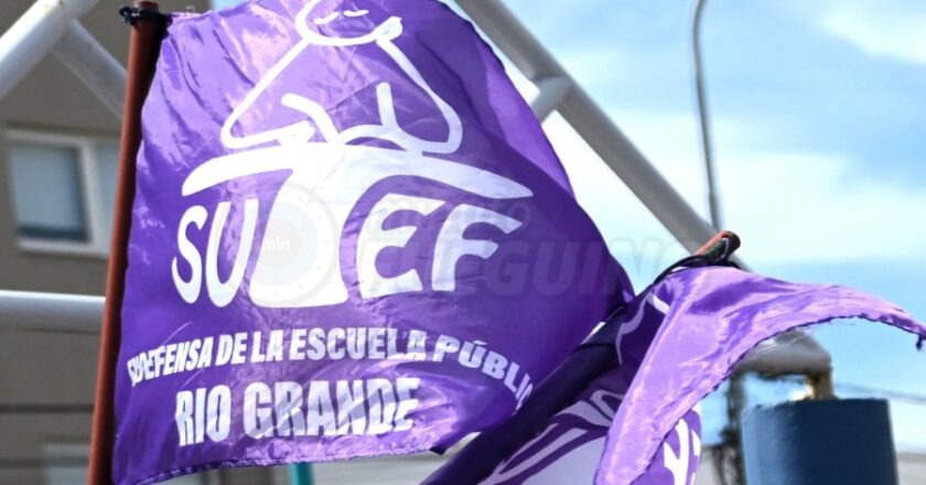 Docentes fueguinos reclaman un plan de desendeudamiento: «La mayoría de los docentes tienen más de la mitad de su salario comprometido en préstamos»