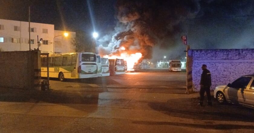 Choferes de colectivos de Florencio Varela reclaman que la empresa MOQSA les adeuda salarios y les descuenta cuotas alimentarias pero no las deposita