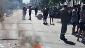 Tras una protesta de municipales en Morón por el pago sueldos y horas extra adeudados, les pagarán el viernes: “Queremos que cada hora pagada haya sido una hora trabajada”