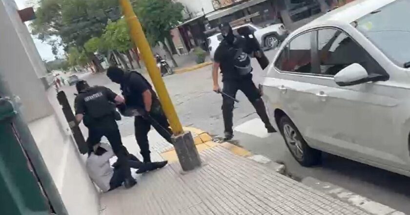 Policías de Tucumán reprimen una manifestación de bancarios y luego se sacan una sugestiva foto: Reclaman investigar el operativo