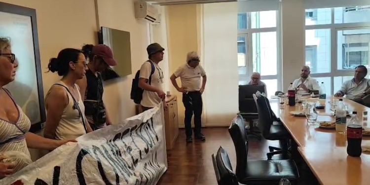 Trabajadores de INTA irrumpieron en plena reunión de Consejo Directivo para rechazar el plan de desmantelamiento libertario al organismo: «Están reunidos para destruir»