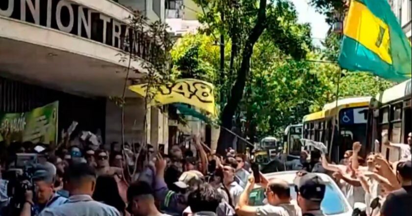 Unos 500 choferes de la línea 148 llevaron a la puerta de la UTA su reclamo por pago de aguinaldo y montos pendientes