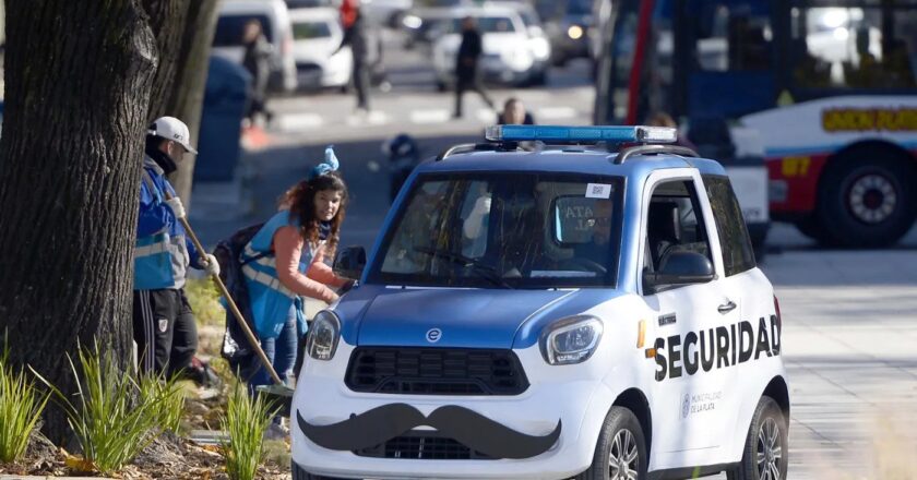 Custodios de las plazas de La Plata denuncian que la empresa que los contrata debe dos meses de sueldos a pesar que la Municipalidad ya le transifirió los fondos