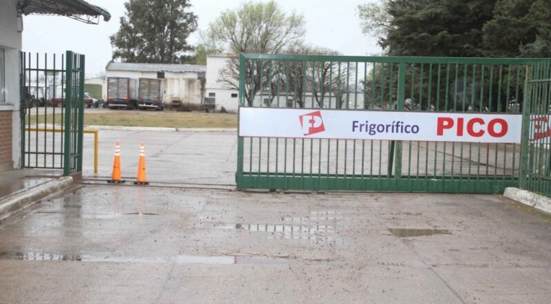 El frigorífico creador de la tradicional hamburguesa Paty suspendió 450 empleados y hay temor de un crash en el sector