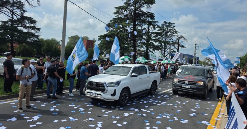 Estatales cordobeses protestaron contra el ajuste salarial y jubilatorio de Llaryora y contra la presencial de Milei en la Provincia