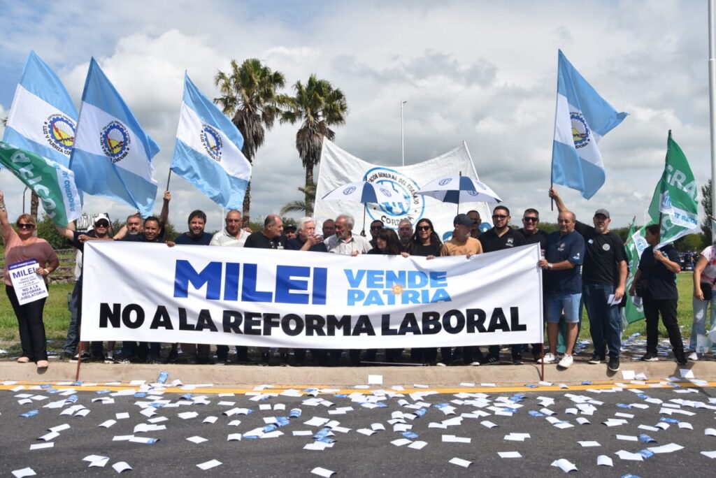 Estatales cordobeses protestaron contra el ajuste salarial y jubilatorio de Llaryora y contra la presencial de Milei en la Provincia