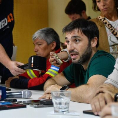 El gobernador de Chubut se comprometió a resolver el conflicto en la pesquera Red Chamber, tras ser increpado por los trabajadores