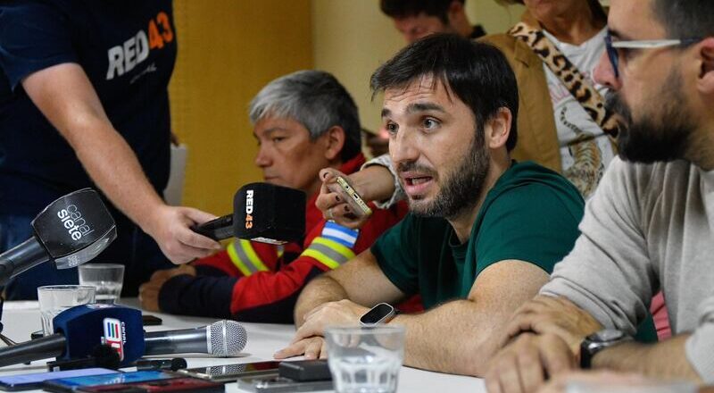 El gobernador de Chubut se comprometió a resolver el conflicto en la pesquera Red Chamber, tras ser increpado por los trabajadores