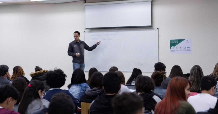 Con Milei, el salario en las universidades tocó el piso más bajo de los últimos 20 años y los docentes ya perdieron el equivalente a 7 sueldos