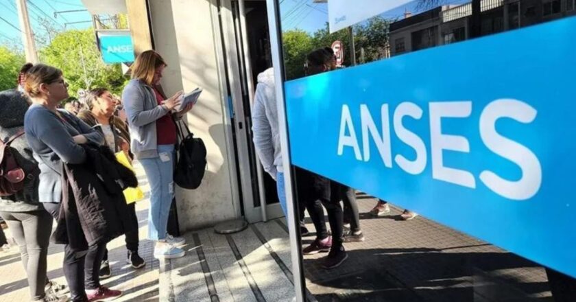 El Gobierno le puso techo al subsidio por desempleo de la ANSES y lo dejó casi a la mitad de la línea de indigencia