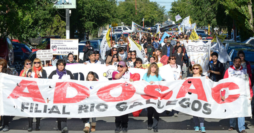 Docentes de Santa Cruz convocan a un paro y una marcha provincial contra la Ley de Emergencia Económica de Vidal