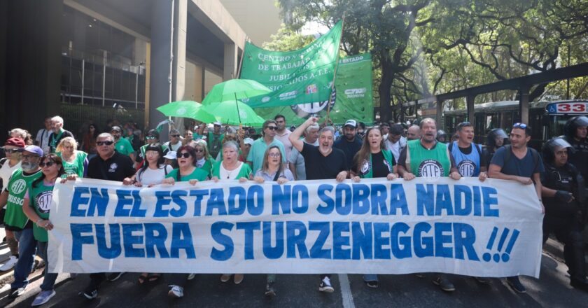 ATE rechazó la amenaza de Adorni de despedir al 20% de la Jefatura de Gabinete y prepara medidas de fuerza