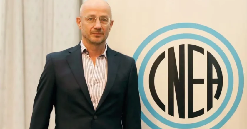Estatales volvieron a apuntar contra el ex presidente libertario de la CNEA por el nombramiento de un «asesor ñoqui» y por cobrar de dos cargos