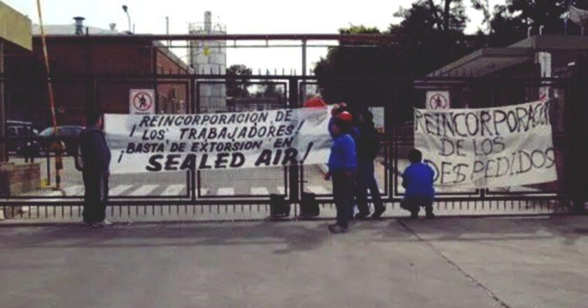 En medio de la conciliación obligatoria la petroquímica quilmeña Sealed anunció 65 despidos y reactivó el conflicto con los trabajadores